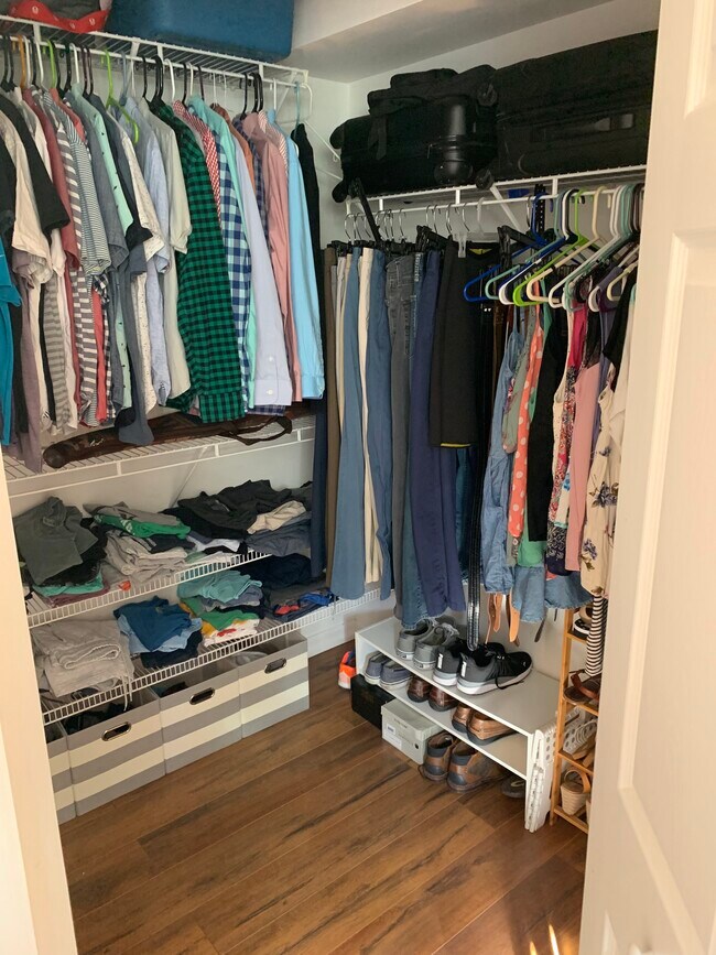 Building Photo - 993 E 13th Sq