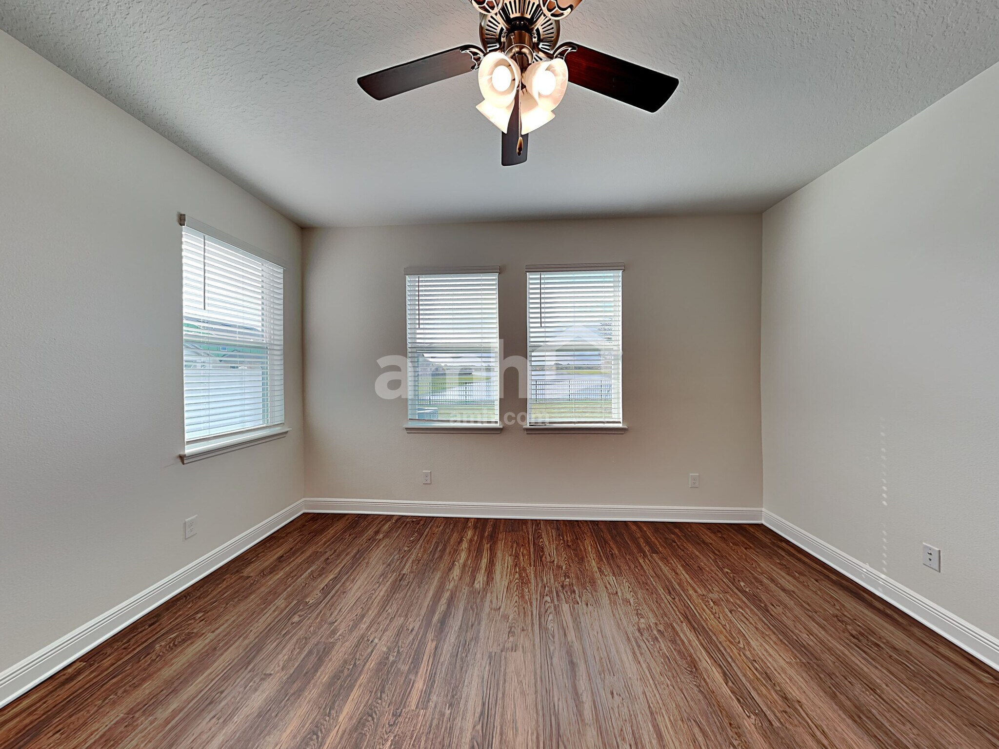 Building Photo - 1058 Sky Lks Dr