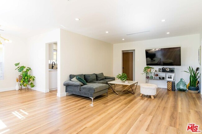 Building Photo - 12023 Collins St