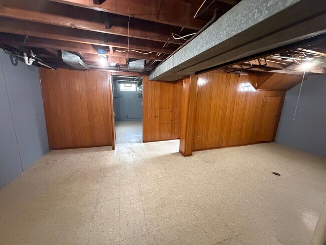 Building Photo - 3bd Bungalow w/basement