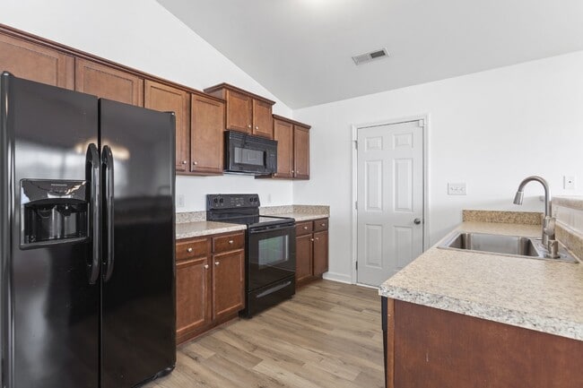 Building Photo - Bradford Estates!