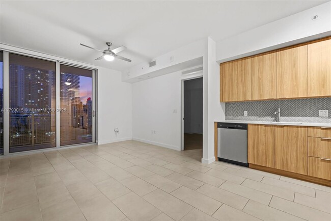 Building Photo - 2150 N Bayshore Dr