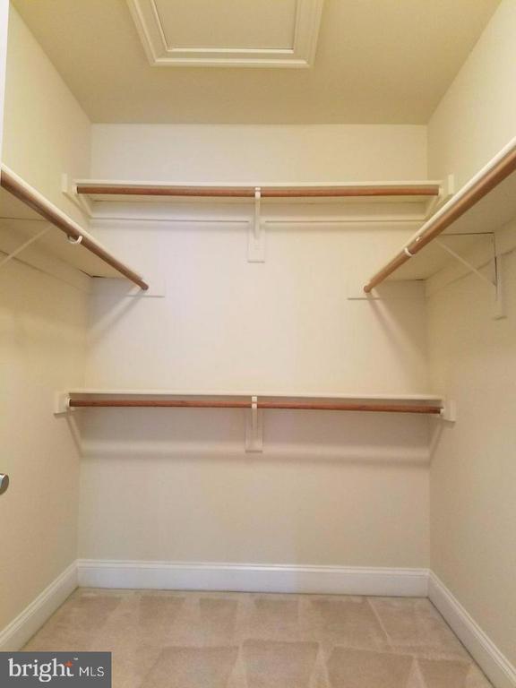 Building Photo - 5985 Meadow Brook Dr