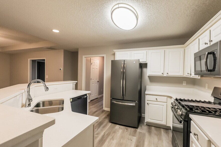 Building Photo - 173 Revolutionary Dr