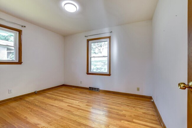 Building Photo - 638 S Segoe Rd