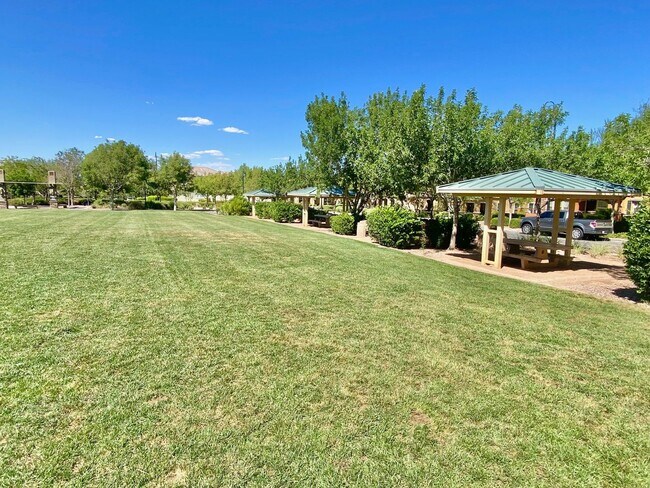 Building Photo - Inviting home with relaxing backyard spa in desirable Henderson location
