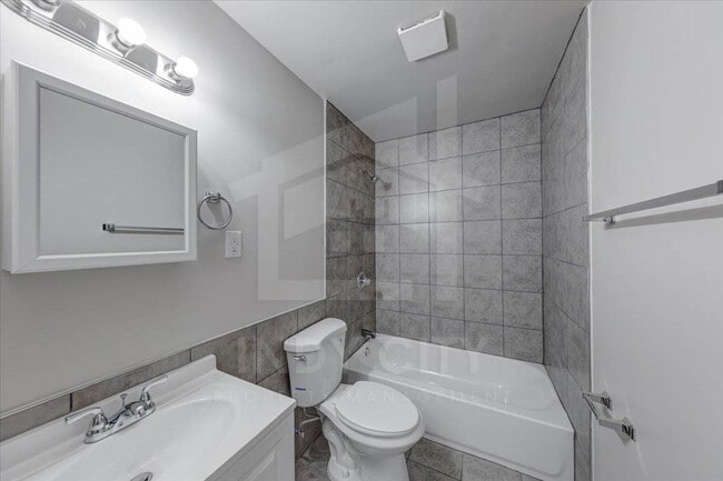 Building Photo - 2621 W 61st St