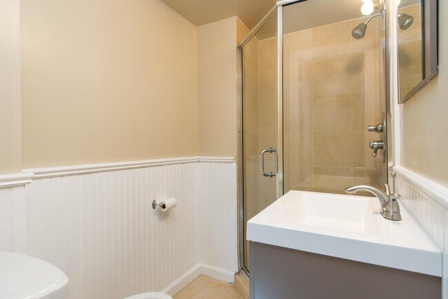 Building Photo - 605 1st St