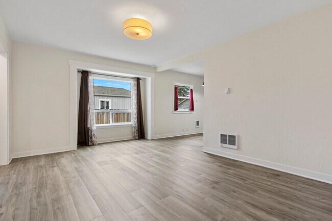 Building Photo - 6629 S Pine St