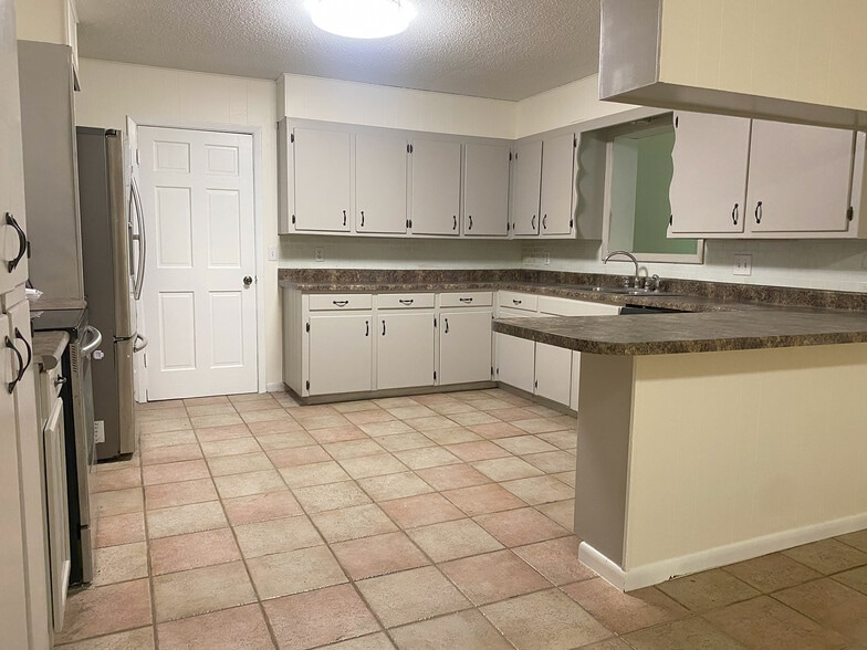 Large Kitchen with Stainless Steal Applicances - 703 Lee St