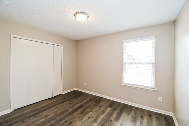 Building Photo - 3303 Hampstead Dr