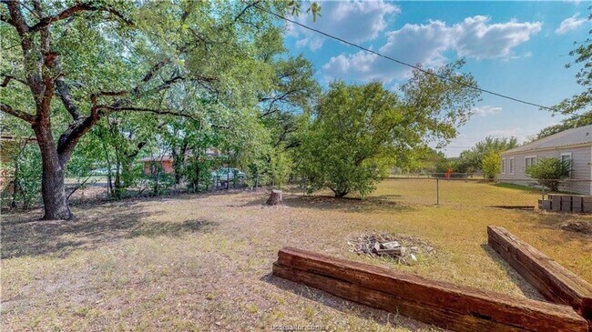 Building Photo - HUGE 4/4 in Eastgate!!