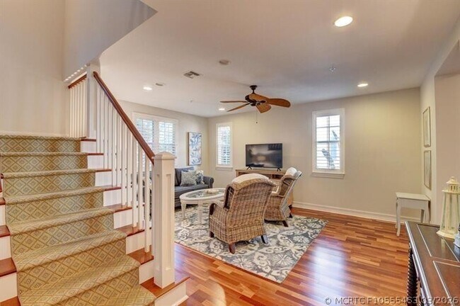 Building Photo - 306 E Mallory Cir