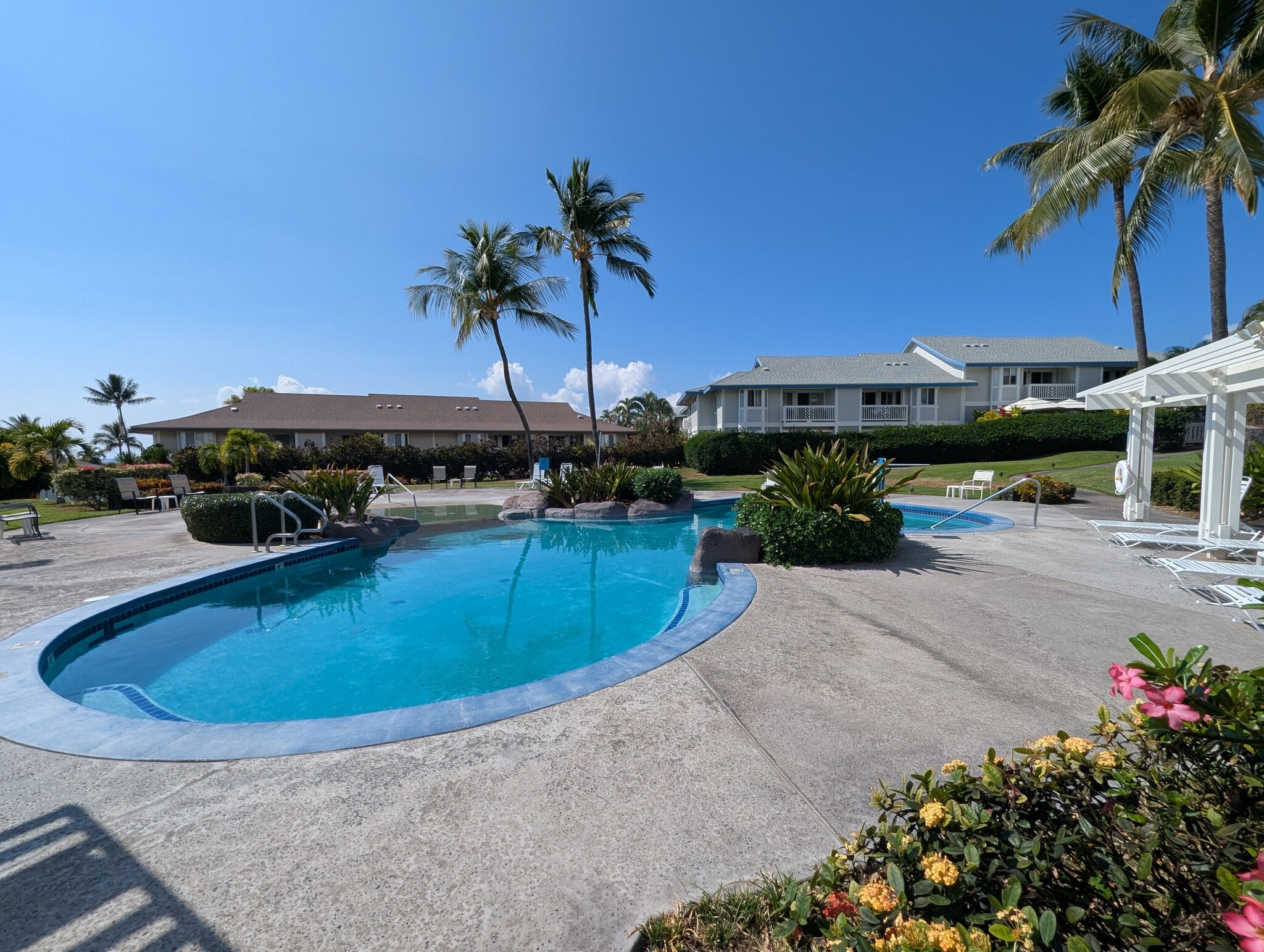 On-site pool - 75-6081 Alii Dr