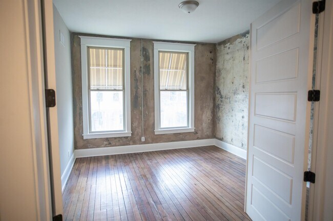 Building Photo - 136 Brady St