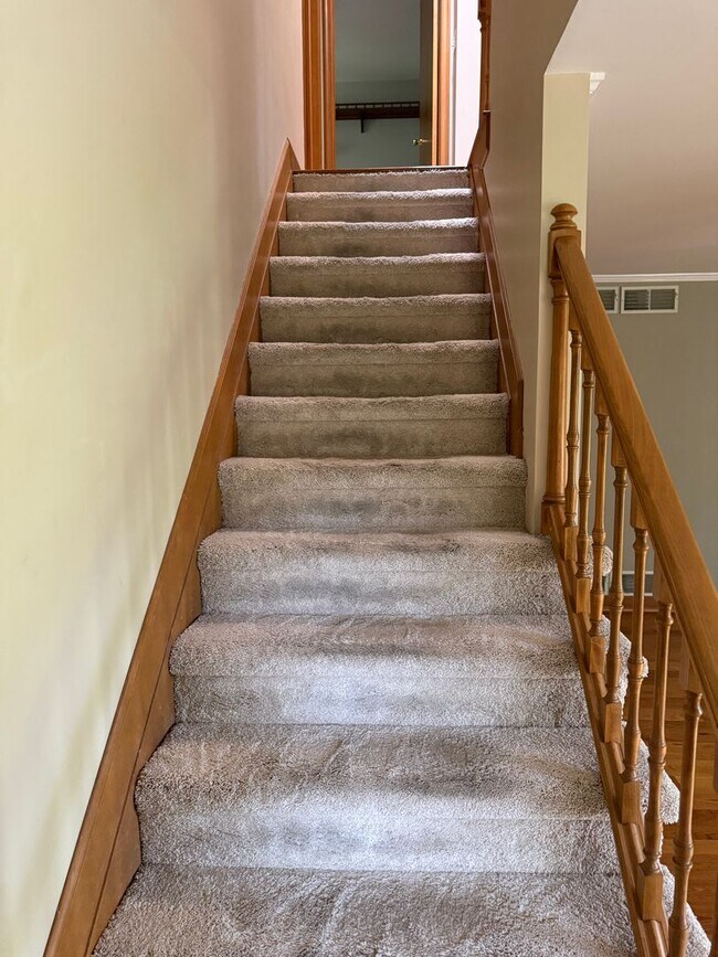 Building Photo - 1531 E Strohm Dr