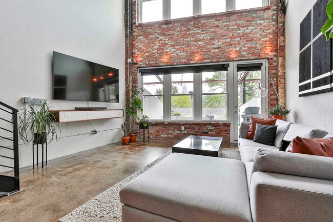 Building Photo - 675 Greenwood Ave NE