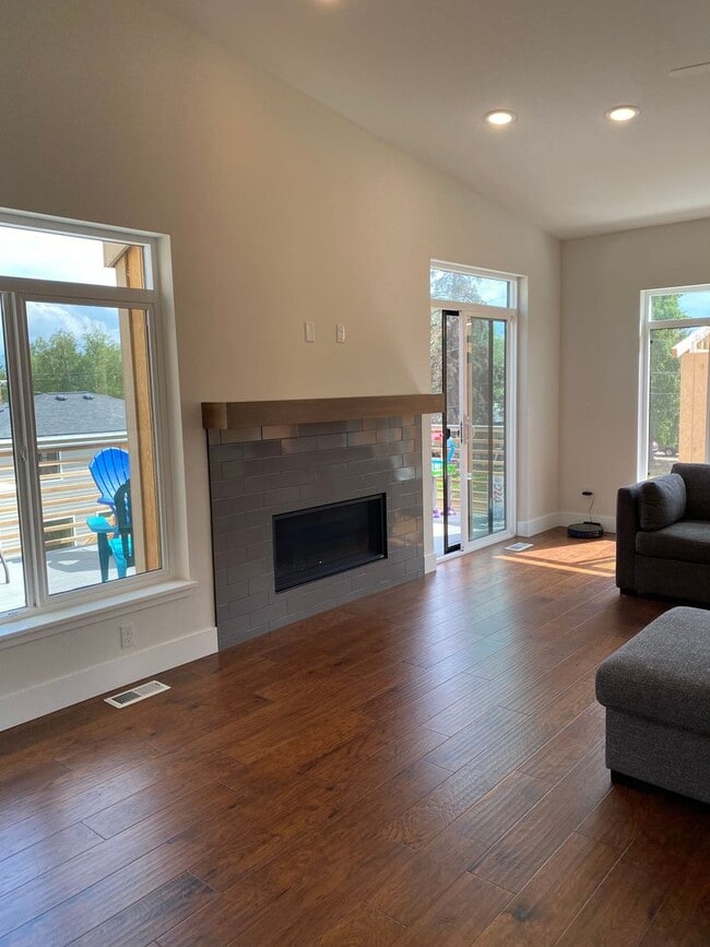 Building Photo - 5466 Sandhill Lp