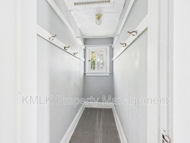 Building Photo - 903 Donald Ave