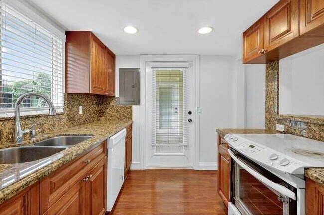 Building Photo - 45 SE 7th Ave