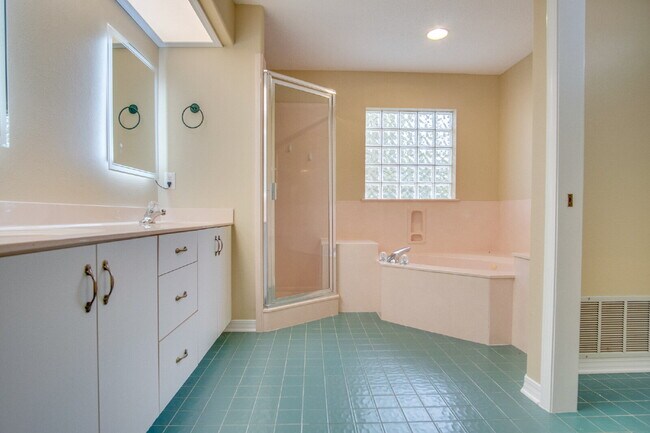Building Photo - Spacious 4-Bedroom Cantonment Home with Sc...
