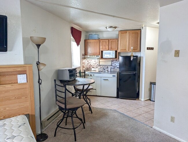 Building Photo - Convenient Prospector Location