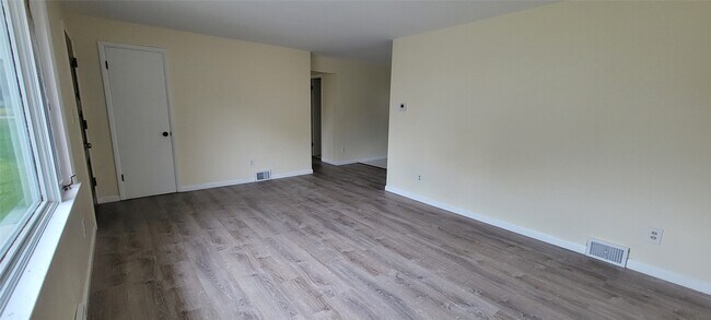 Building Photo - 2845 W 31st St