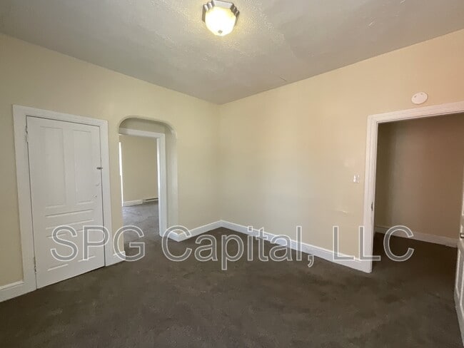 Building Photo - 150 S Pine St