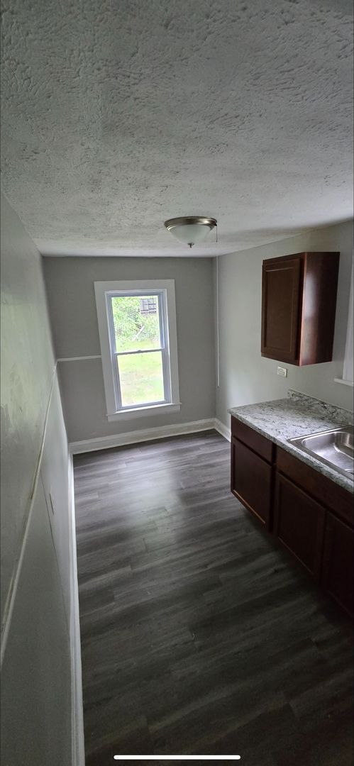 Building Photo - Charming 3-Bedroom Property in Prime Location