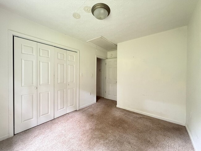 Building Photo - 4 Greenbriar Rd