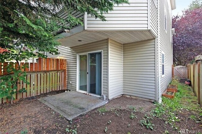 Building Photo - Great Crown Hill Townhouse Near Carkeek Pa...