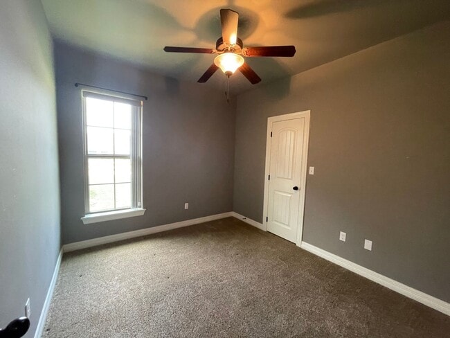Building Photo - Stunning 4-Bedroom 3-Bath Home for Lease i...