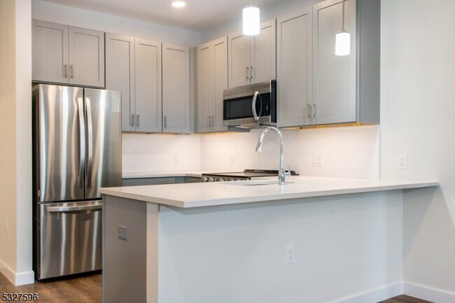 Building Photo - 515 Union Blvd