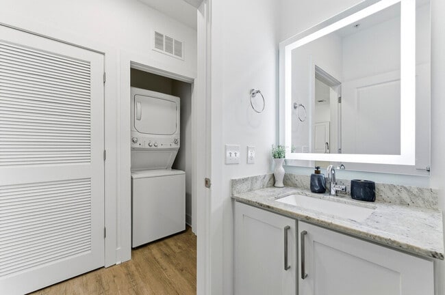 Building Photo - 220 Bill Kennedy Wy SE