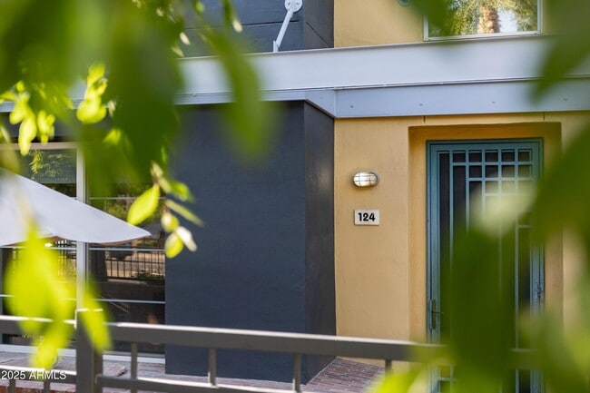 Building Photo - 706 E Washington St