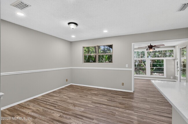 Building Photo - 417 Pine Ave