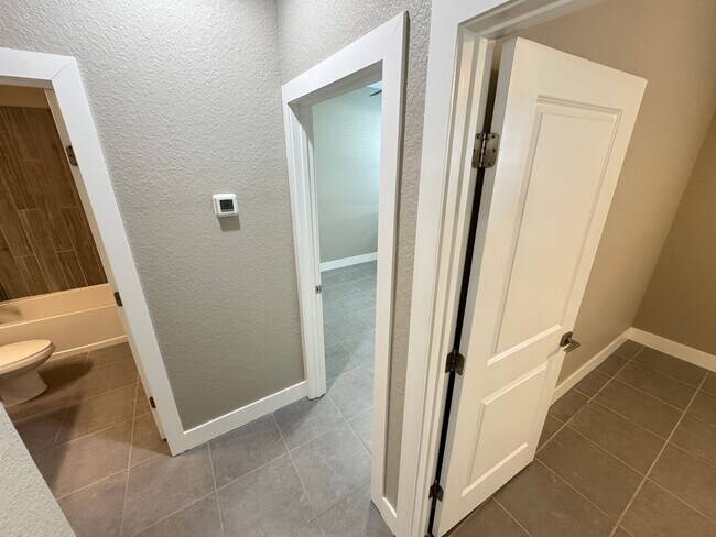 Building Photo - $500 OFF OF A MONTH OF RENT! Beautiful 4BD/2BA Home in Poinciana – No HOA Approval Needed! Pets W...