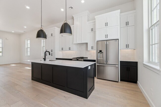 Building Photo - Minimalist Magic: 2-Bed Apartment Over Sel...