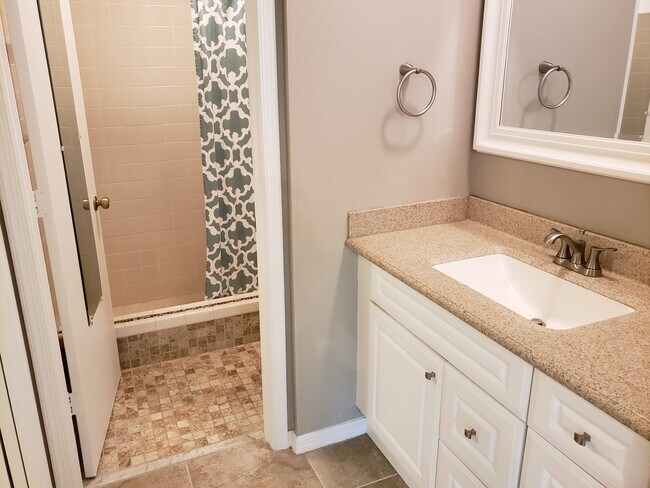 Building Photo - 2 bedroom, 2 bath in Woodmere Racquet Club