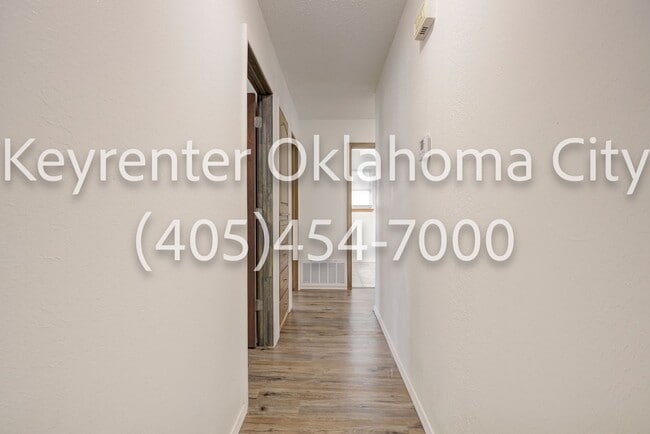 Building Photo - Massive 3BD/2BTH Home Minutes from the Highway.
