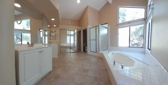 Building Photo - Move in Ready Rancho del Oro Home!