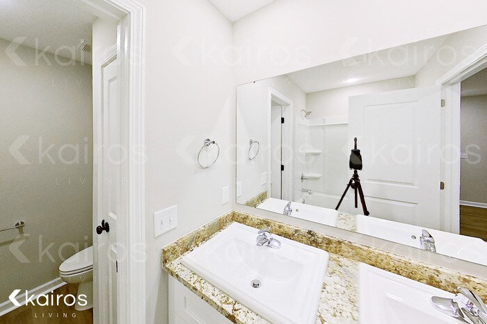 Building Photo - 10 Bungalow Cir