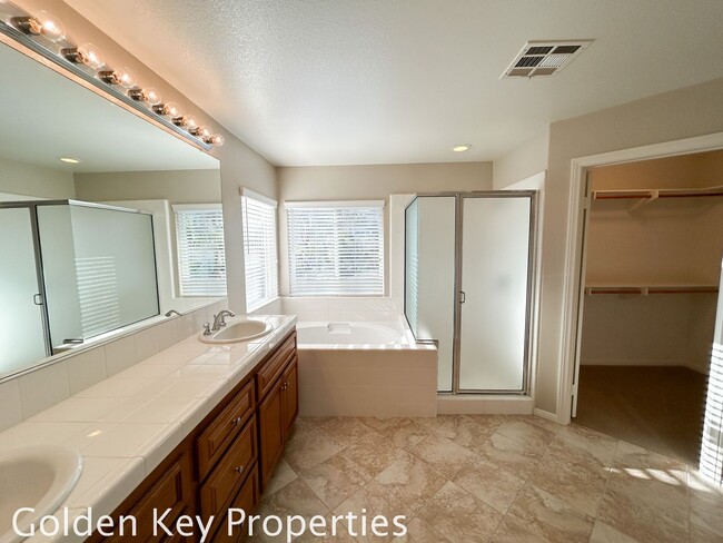 Building Photo - Beautiful Executive home located in the Ra...