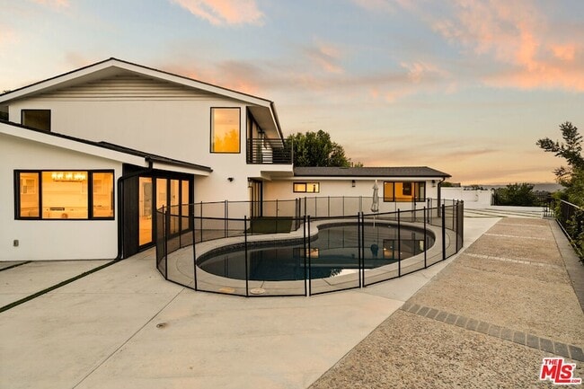 Building Photo - 15655 Castlewoods Dr