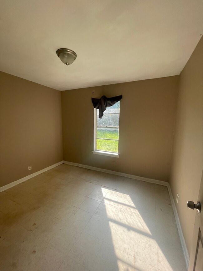 Building Photo - 1110 Arnold Dr