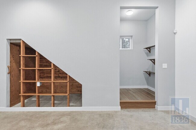 Building Photo - 1520 Parker Ln