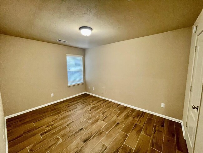 Building Photo - 2115 Mooncrest Dr