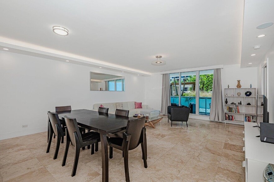 Building Photo - 2301 Collins Ave