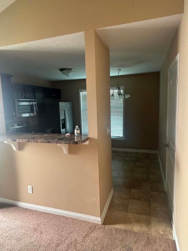 Building Photo - 2 Bed  2 Bath Attached Garage Heartland Neighborhood