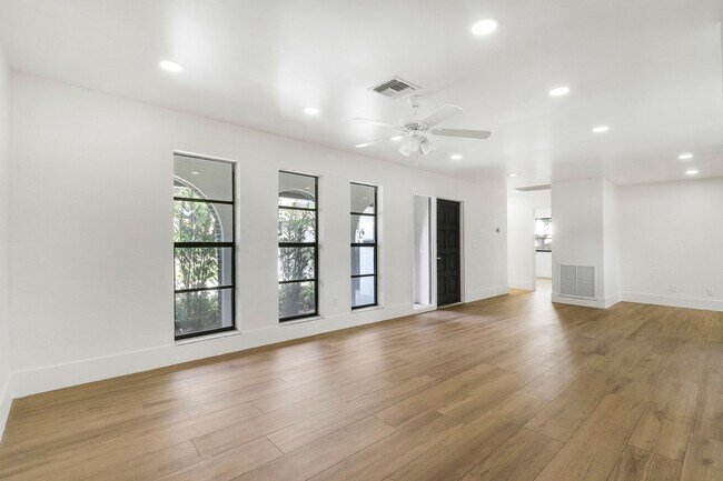 Building Photo - 1009 Alamanda Dr